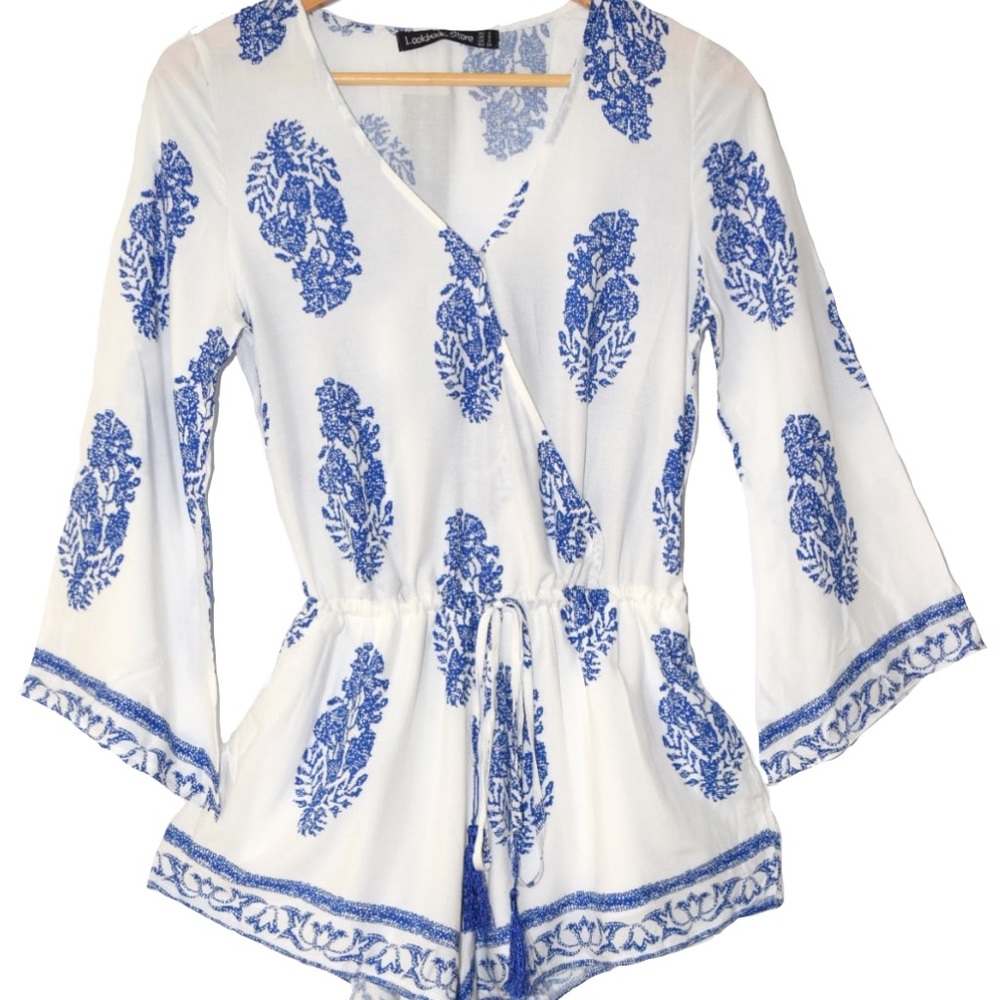 Blue & white romper with feather pattern